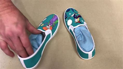 How to Seal Paint on Shoes